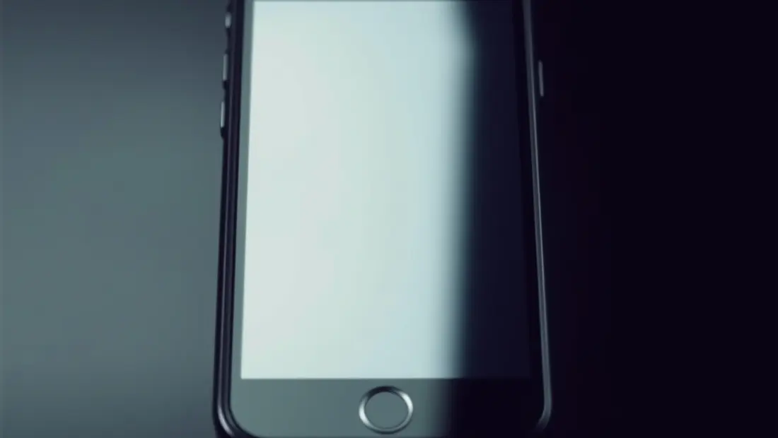 Un teléfono móvil con pantalla táctil y botones de navegación
