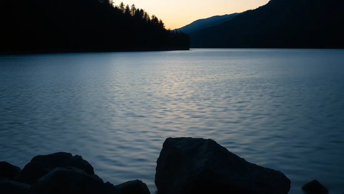 Lac sombre et profundo en crepúsculo.