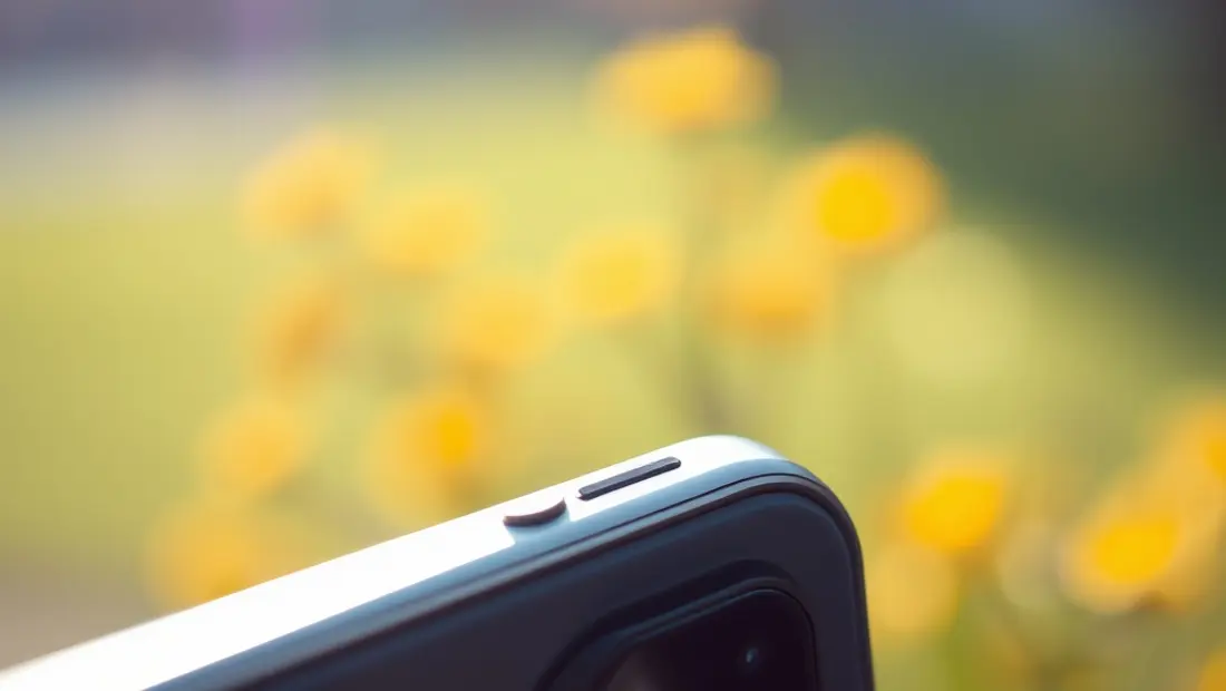 Un detalle de un teléfono con el sensor ISOCELL HP5 en primer plano